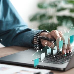 Homem usando um laptop