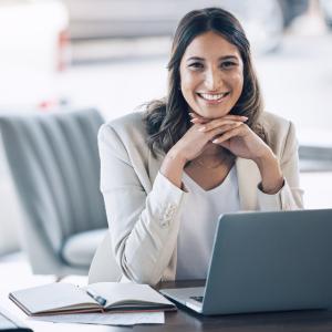 Mulher sorrindo na frente de um laptop